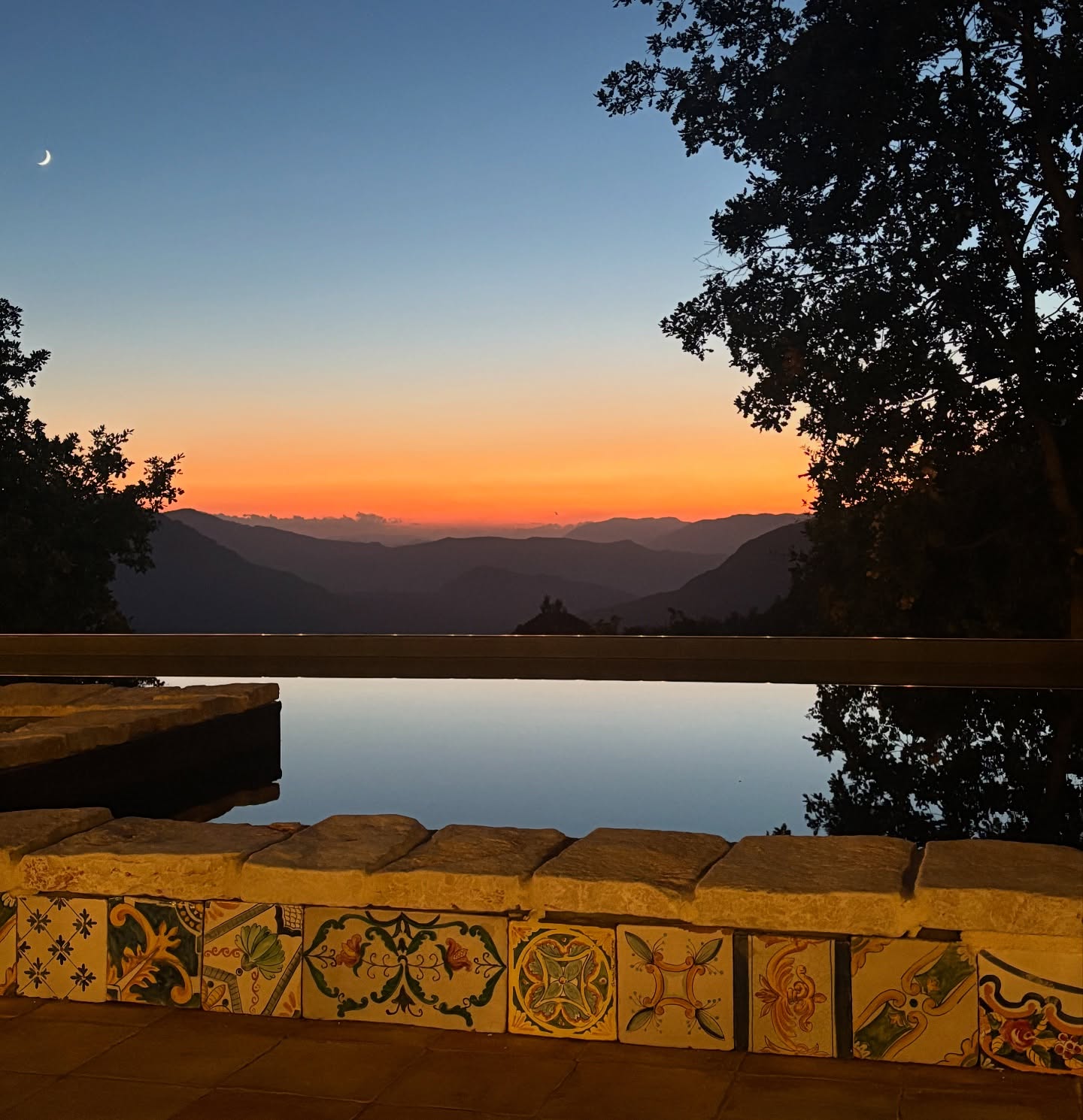 Famiglia felice in glamping